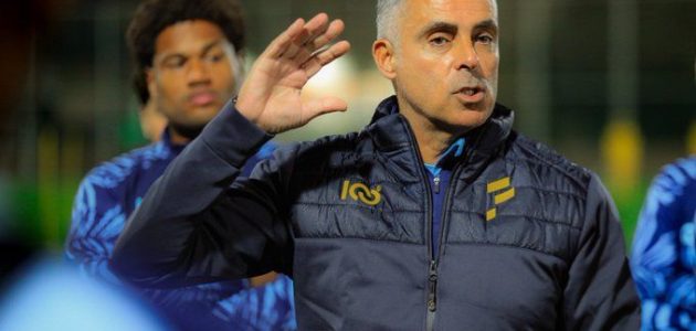 مدرب الفتح: الهلال لا يزال منافسا على دوري روشن