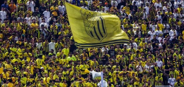 بالشماريخ.. الجماهير تقتحم مقر اتحاد جدة